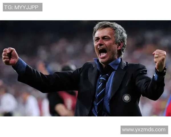 足球场上的英雄时刻 球星与教练激情庆祝共赴辉煌荣耀 足球场上的英雄时刻 球星与教练激情庆祝共赴辉煌荣耀